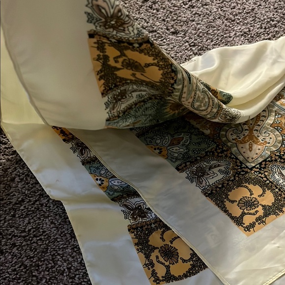 Elegant Paisley Silk Scarf - Picture 3 of 3